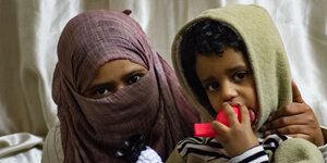 Eine Frau mit Kind in einer Flüchtlingsunterkunft in Jordanien