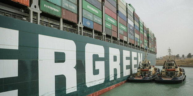 Zwei Schlepperboote beteiligen sich an der Freisetzung eines im Suezkanal gestrandetem Containerschiffs.