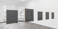 Fünf Gemälde von David Ostrowski, monochrom in grau gehalten, hängen frei im Raum in der Galerie Sprüth Magers