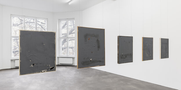Fünf Gemälde von David Ostrowski, monochrom in grau gehalten, hängen frei im Raum in der Galerie Sprüth Magers