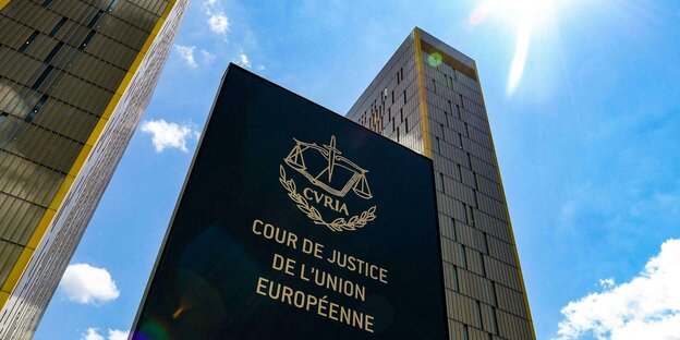 Ein Schild mit der Aufschrift «Cour de Justice de l'union Européene» steht vor den Bürotürmen des Europäischen Gerichtshofs in Luxemburg