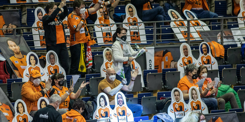 Das Foto zeigt Fans des Berliner Volleyball-Bundesligisten BR Volleys, die in einem Projekt mit komplett getesteten Zuschauern erstmals seit Monate wieder auf die Tribüne durften.