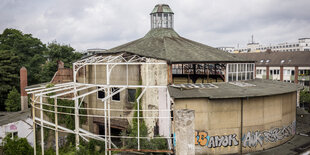 Rotunde der Schiller-Oper, zeltartiger Rundbau, links nur als Gerippe