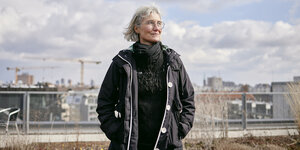 Portrait von Andrea Paluch mit Skyline Berlin im Hintergrund