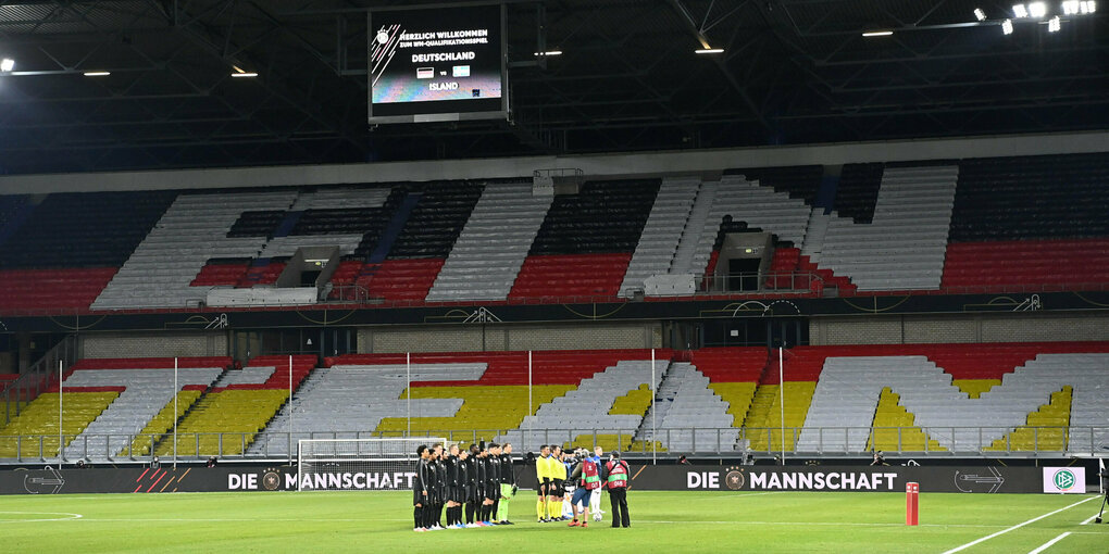 Fußballmannschaft in leeren Stadion auf dem Rasen