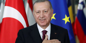 Der türkische Präsident Erdogan mit rechter Hand auf dem Herzen