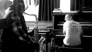 Pharoah Sanders und Floating Points beim Improvisieren im Studio in L. A