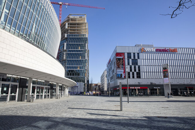 Fassadenarchitektur an der Mercedes Benz Arena