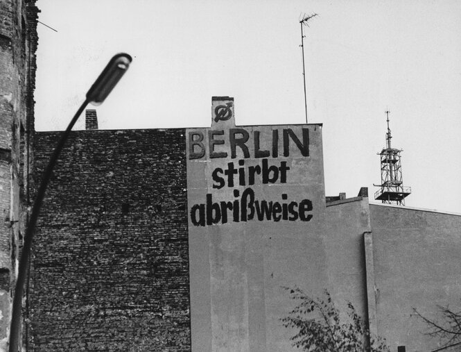 Historisches Graffito 'Berlin stirbt abrißweise' an Brandmauer