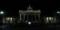 Das unbeleuchtete Brandenburger Tor bei Nacht