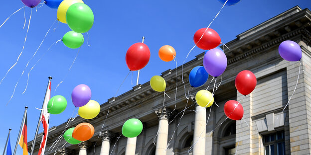 Bunte Luftballons gegen Homo- und Transphobie vor derm Berliner Abgeordnetenhaus