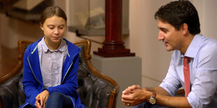 Trudeau sitzt neben Greta Thunberg