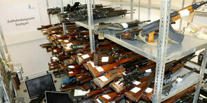 Ein Waffenarsenal mit 270 Waffen liegt in einer Kammer beim Zollfahndungsamt. Entdeckt wurden die Zivil- und Kriegswaffen bei einem Jäger in einem Privathaus.