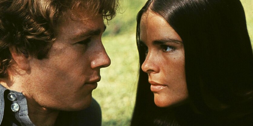 Eine Nahaufnahme der Gesichter von Ryan O'Neal und Ali Macgraw.