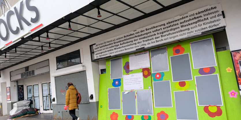 Die Plakatwand am Eingangsbereich des Musikclubs "Docks“ an der Hamburger Reeperbahn