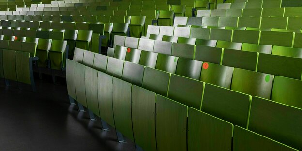 Hörsaal mit Sitzmarkierungen an der Technischen Universität Dortmund