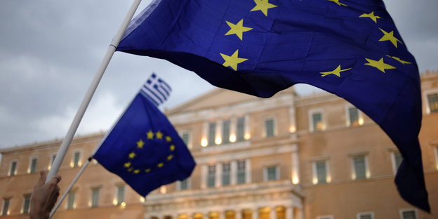 Euroflaggen vor dem Parlament in Athen