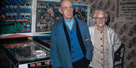 Ein alter Mann und eine alte Frau vor Flipperautomaten.