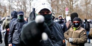 Vermummte Menschen auf einer Demo am 20.3.21 in Berlin-Mitte