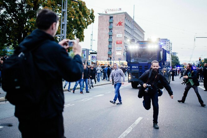 Ein Journalist rennt nach Angriff durch rechte Demonstranten weg