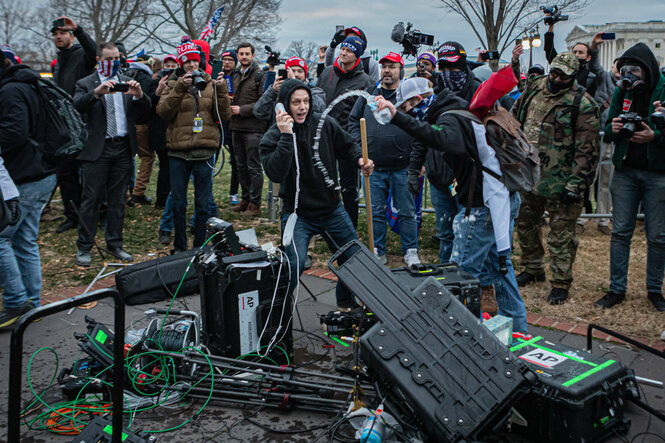 Demonstranten zertrummern Kameraausrüstung in Washington beim Sturm aufs Kapitol