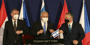 Drei Ministerpräsidenten: Andrej Babis (Tschechien), Benjamin Netanjahu, (Israel) und Viktor Orban (Ungarn). Netanjahu und Orban geben sich einen Ellbogen-Check bei einem gemeinsamen Treffen.