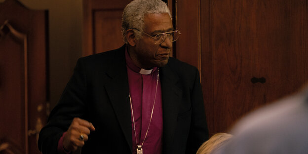 Forest Whitaker spricht als Bischof Desmond Tutu vor Publikum.