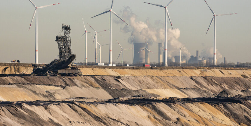 RWE Windkraftanlage vor Kulisse Braunkohlenkraftwerk Niederaussem