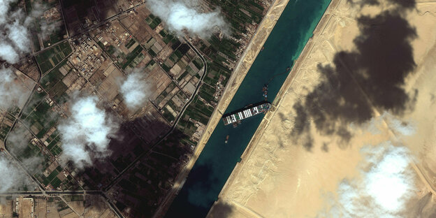 Das Schiff Evergiven, wie es im Suezkanal feststeckt