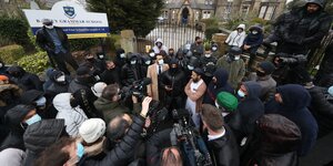 Protestierende geben der Presse vor dem Gymnasium in Batley ein Statement