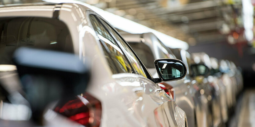 S-Klassen stehen in der End-of-Line-Station im Mercedes-Benz-Werk Sindelfingen