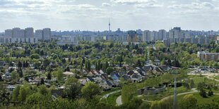 Man sieht den Fernsehturm, davor Einfamilienhäuser