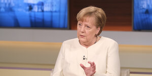 Angela Merkel sitzte bei Anne Will, spricht und gestikuliert