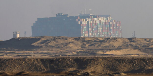 Das Schiff "Ever Given" im Suezkanal