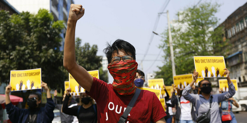 Ein Demonstrant in Yangon hebt die Faust