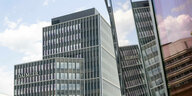 Daimler AG - Unternehmenssitz in Stuttgart spiegelt sich doppelt in Glasfassade