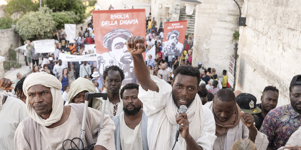 Yvan Sagnet und andere Aktivist:innen der Kampagne "Die Revolte der Würde" auf einer Demonstration in Italien