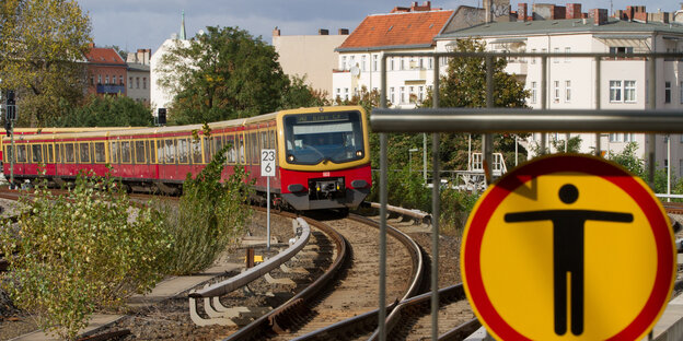 Blick auf die Berliner Ringbahnstrecke zwischen den Bahnhöfen Südkreuz und Schöneberg