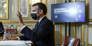 Emmanuel Macron mit Mund-Nasenschutz während einer Videokonferenz