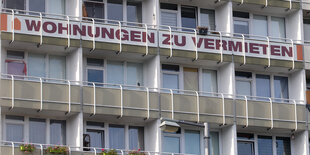 Plattenbau mit Banner: Wohnungen zu vermieten