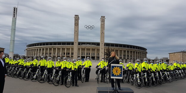 Polizeipräsidentin Slowik, Innensenator Geisel (l.) und die neue Fahrradstreife
