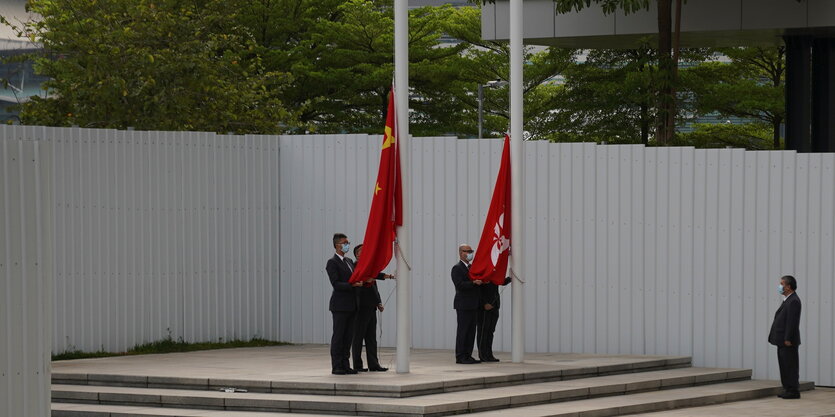 Hongkongs und Chinas Fahne am Legislativrat von Hongkong