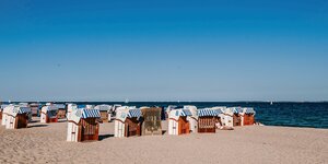 Verschlossene Strandkörbe auf einem Strand in Schleswig-Holstein.