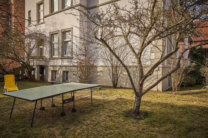 Garten hinter einem Haus mit Tischtennisplatte