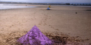 Bunte Sandskulpturen in Hügelform der Künstlerin Barbara Kozlowska an einem Strand in Edinburgh