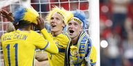 drei schwedische U21-Spieler mit gelb-blauen Perücken feiern ihren EM-Sieg