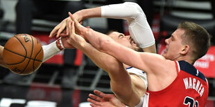 Zwei Basketballspieler im Duell um den Ball