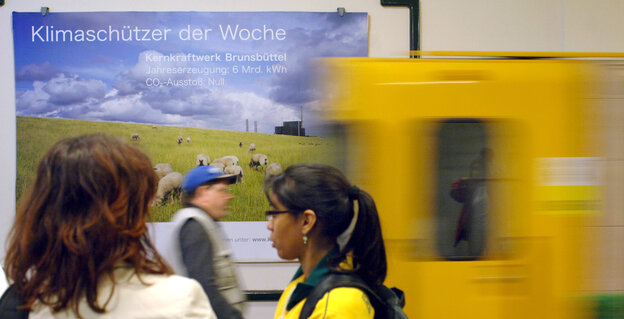 U-Bahn- Station in Berlin mit einfahrender Bahn an der Wand hängt eine Werbung des Informationskreises KernEnergie, der das Atomkraftwerk Brunsbüttel als Klimaschützer der Woche propagiert