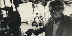 Walter Smetak Ende der 1970er in seinem Studio in Salvador da Bahia