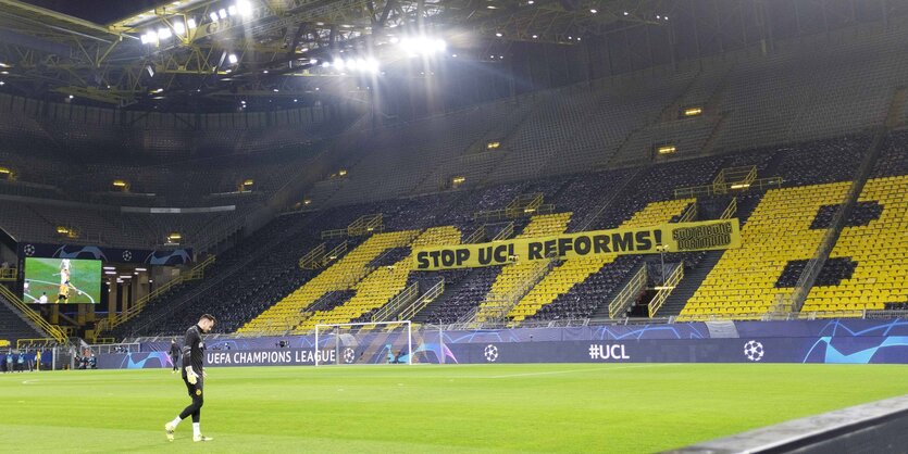 Auf der leeren Sürdtribüne in Dortmund ist ein Transparent mit der Ausfschrift "Stop UCL Reforms" angebracht